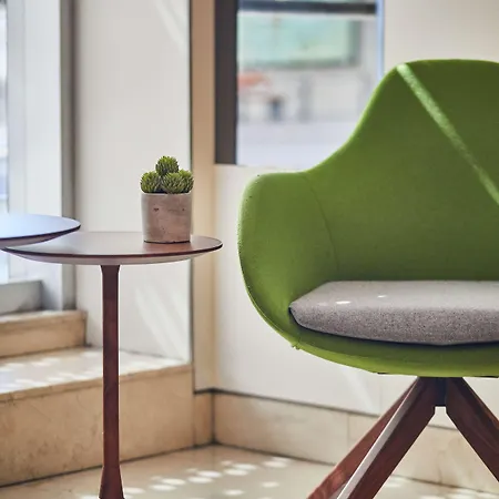 Silken Luis De León