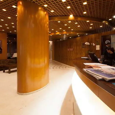 Silken Luis De León