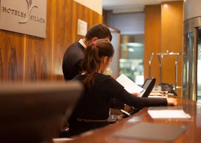 Silken Luis De Отель Леон